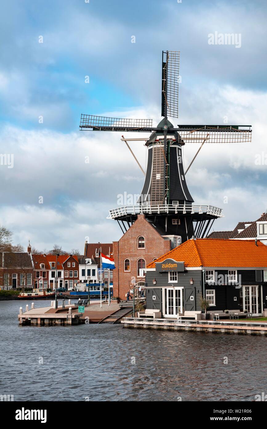 Adriaan De moulin sur la rivière Spaarne, Haarlem, Hollande du Nord, Pays-Bas Banque D'Images