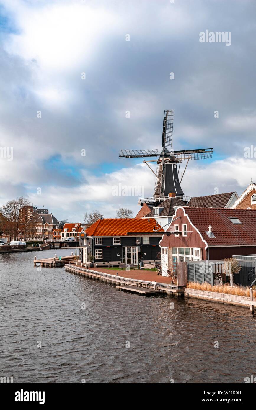 Adriaan De moulin sur la rivière Spaarne, Haarlem, Hollande du Nord, Pays-Bas Banque D'Images