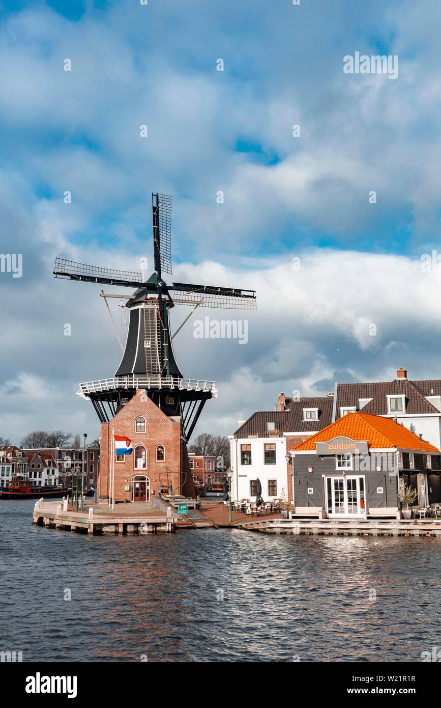 Adriaan De moulin sur la rivière Spaarne, Haarlem, Hollande du Nord, Pays-Bas Banque D'Images