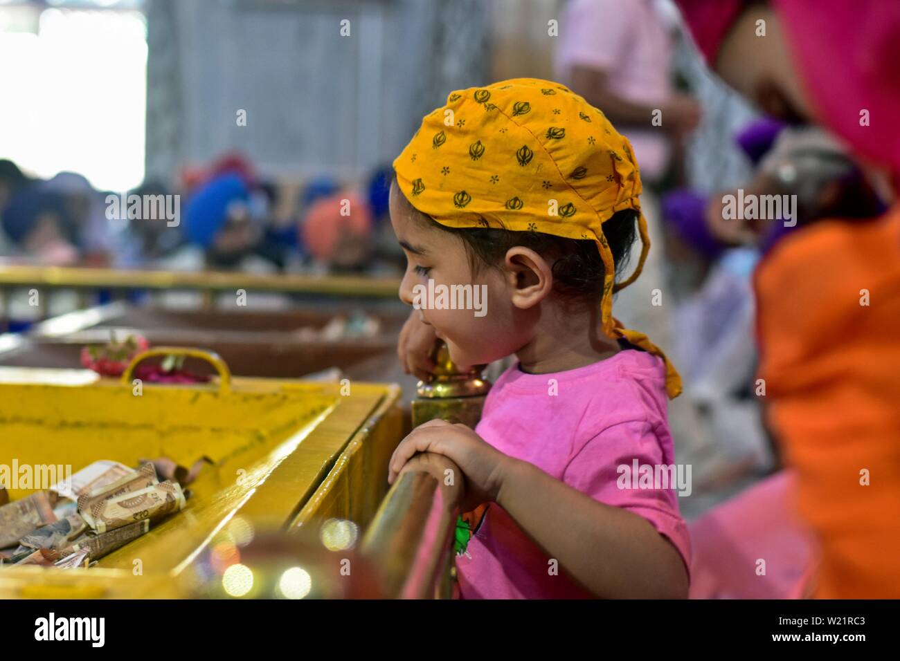 Un jeune enfant se prosterna à dévot paie un temple Sikh lors d'un anniversaire de naissance de la sixième gourou, Hargobind Singh à Srinagar.Les Sikhs dans tout le pays célèbrent l'anniversaire de la naissance de leur sixième gourou, Hargobind Singh, vendredi. La célébration a eu lieu en grande pompe et montrer à un temple Sikh principal ici à Srinagar. Banque D'Images