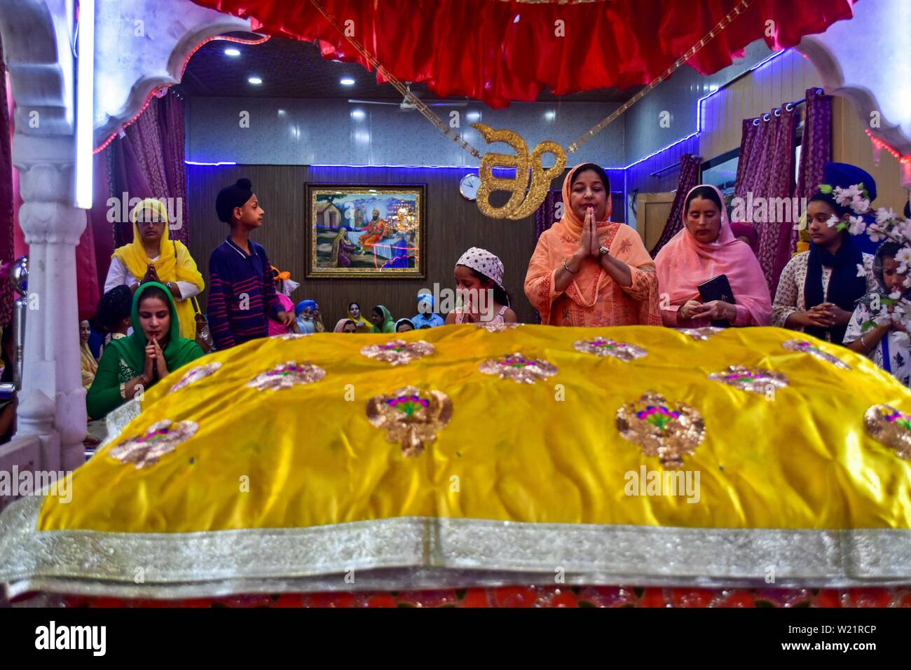 Les dévots prient à un temple Sikh lors d'un anniversaire de naissance de la sixième gourou, Hargobind Singh à Srinagar.Les Sikhs dans tout le pays célèbrent l'anniversaire de la naissance de leur sixième gourou, Hargobind Singh, vendredi. La célébration a eu lieu en grande pompe et montrer à un temple Sikh principal ici à Srinagar. Banque D'Images