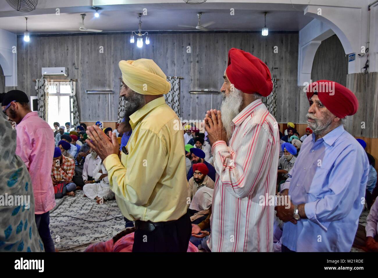 Les dévots se prosterner devant payer à un temple Sikh lors d'un anniversaire de naissance de la sixième gourou, Hargobind Singh à Srinagar.Les Sikhs dans tout le pays célèbrent l'anniversaire de la naissance de leur sixième gourou, Hargobind Singh, vendredi. La célébration a eu lieu en grande pompe et montrer à un temple Sikh principal ici à Srinagar. Banque D'Images
