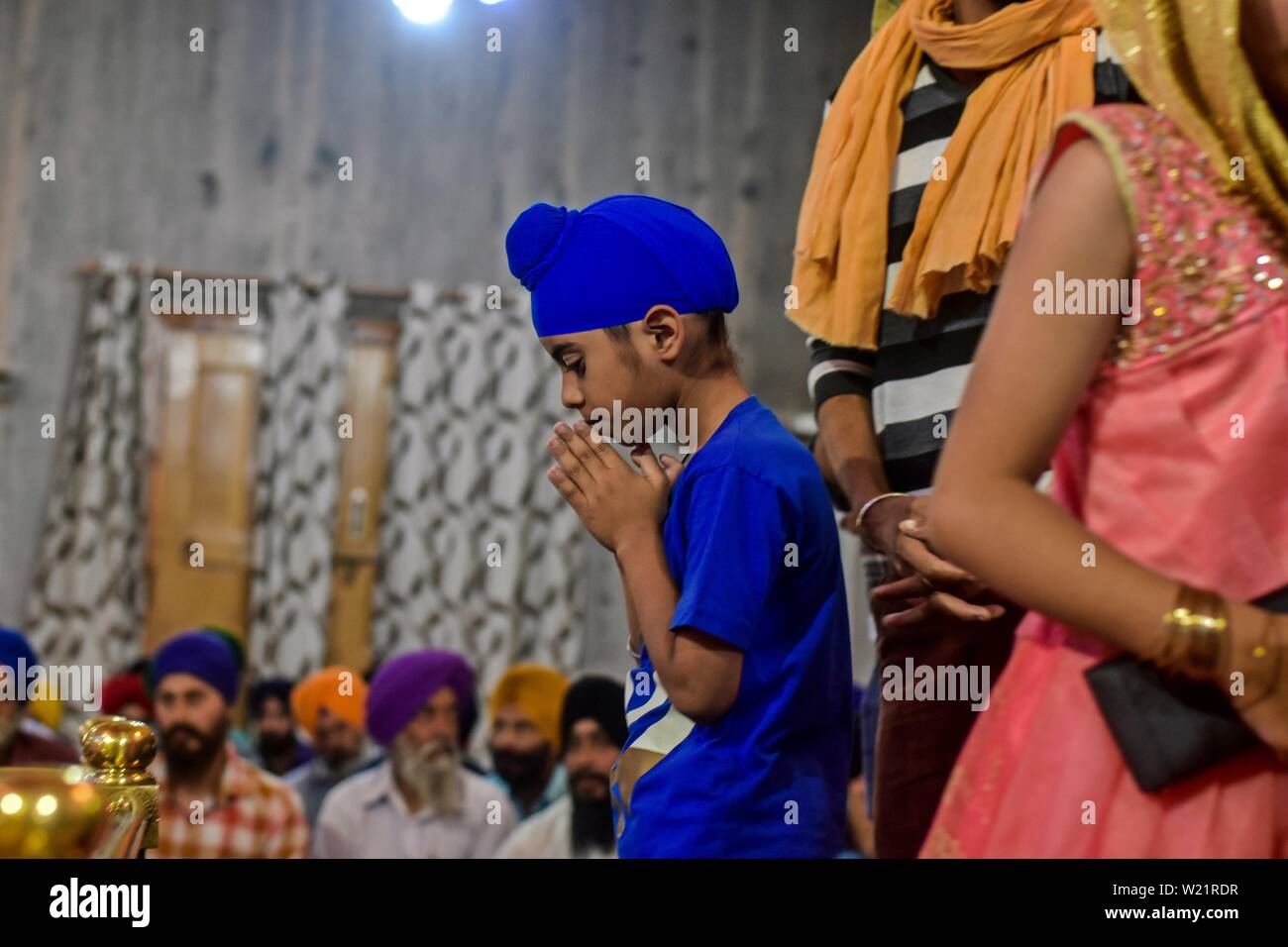 Un dévot prie dans un temple Sikh lors d'un anniversaire de naissance de la sixième gourou, Hargobind Singh à Srinagar.Les Sikhs dans tout le pays célèbrent l'anniversaire de la naissance de leur sixième gourou, Hargobind Singh, vendredi. La célébration a eu lieu en grande pompe et montrer à un temple Sikh principal ici à Srinagar. Banque D'Images