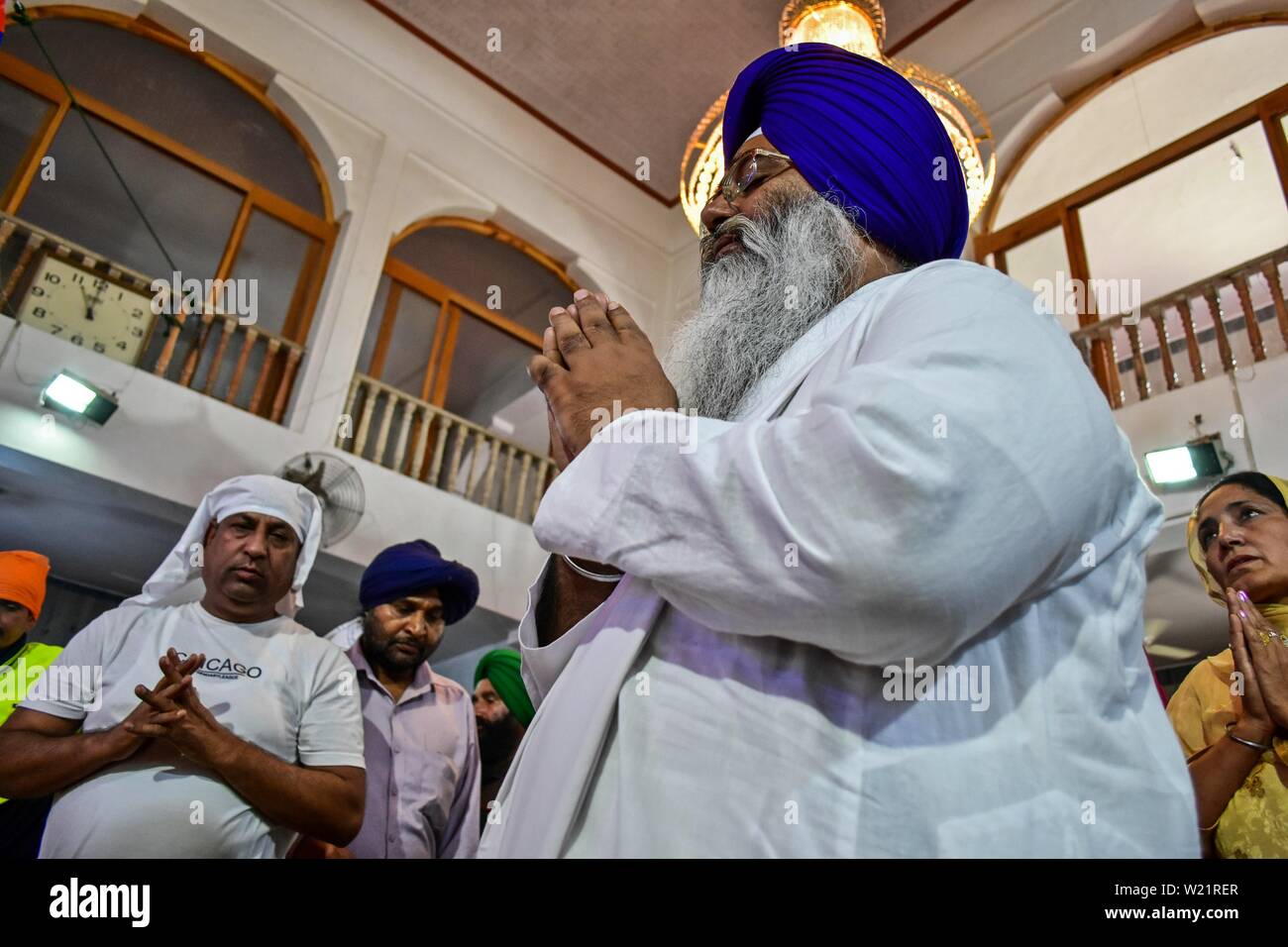 Les dévots prient à un temple Sikh lors d'un anniversaire de naissance de la sixième gourou, Hargobind Singh à Srinagar.Les Sikhs dans tout le pays célèbrent l'anniversaire de la naissance de leur sixième gourou, Hargobind Singh, vendredi. La célébration a eu lieu en grande pompe et montrer à un temple Sikh principal ici à Srinagar. Banque D'Images