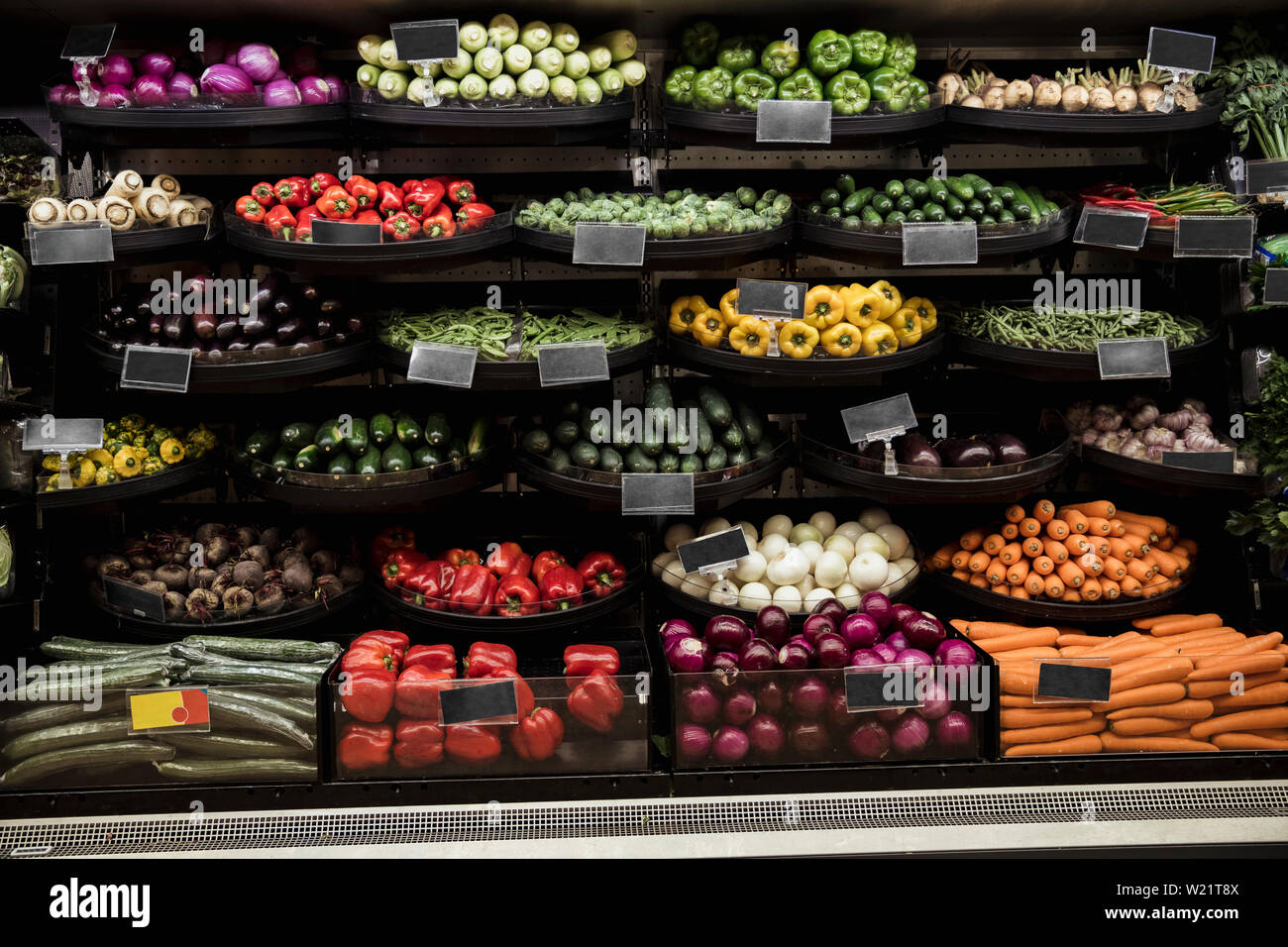 Un grand coup d'une abondance de légumes frais sur l'affichage à un décrochage du marché. Banque D'Images