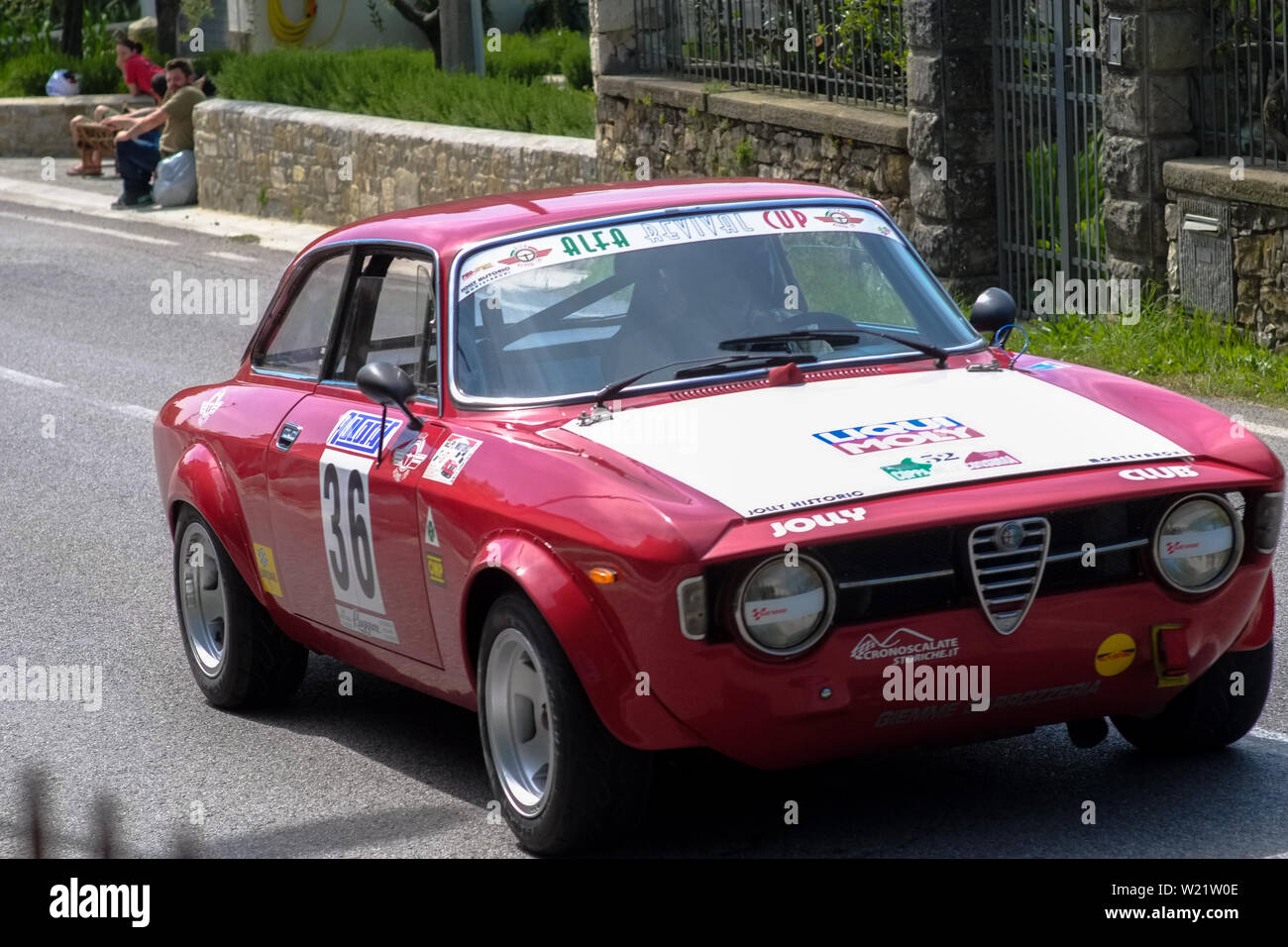 19e siècle old vintage voiture Alfa Romeo en compétition pour la course principale avec un paysage de campagne autour de la piste. Pistoia, Florence. Toscane Italie Banque D'Images