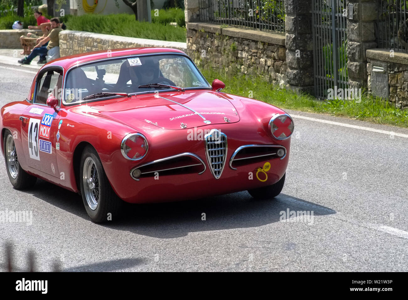 19e siècle old vintage voiture Alfa Romeo en compétition pour la course principale avec un paysage de campagne autour de la piste. Pistoia, Florence. Toscane Italie Banque D'Images
