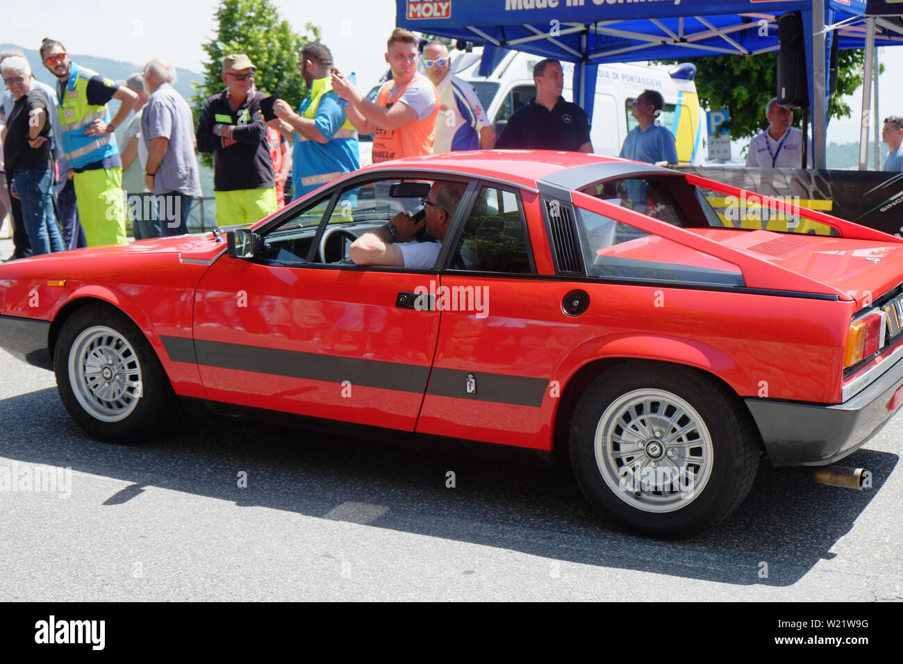 19e siècle old vintage Fiat Lancia voiture est en compétition pour la course principale avec un paysage de campagne autour de la piste. Pistoia, Florence. Toscane Italie Banque D'Images