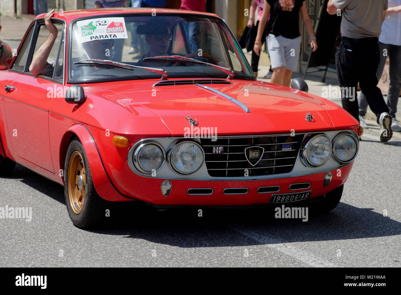 19e siècle old vintage Fiat Lancia voiture est en compétition pour la course principale avec un paysage de campagne autour de la piste. Pistoia, Florence. Toscane Italie Banque D'Images