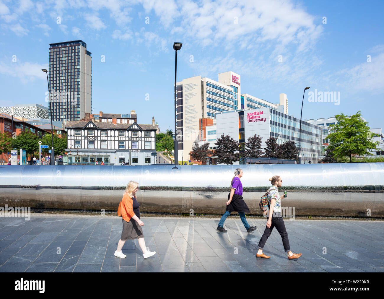 Sheffield Hallam University sheffield derrière la pointe de la gerbe Fontaine Square Sheffield South Yorkshire Angleterre UK GO Europe Banque D'Images