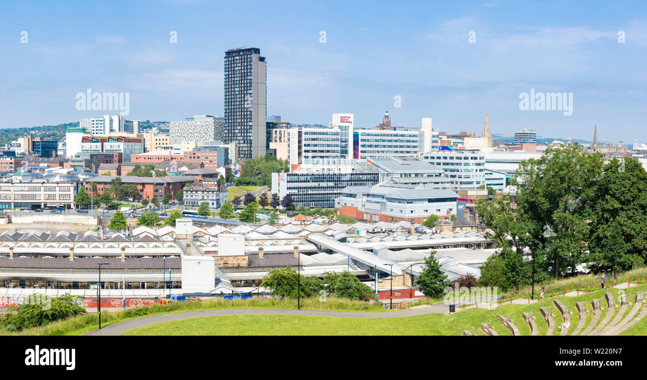 La gare de centre-ville de Sheffield Sheffield Hallam University et toits de Sheffield Sheffield Sheffield South Yorkshire Angleterre Amphithéâtre UK GO Banque D'Images