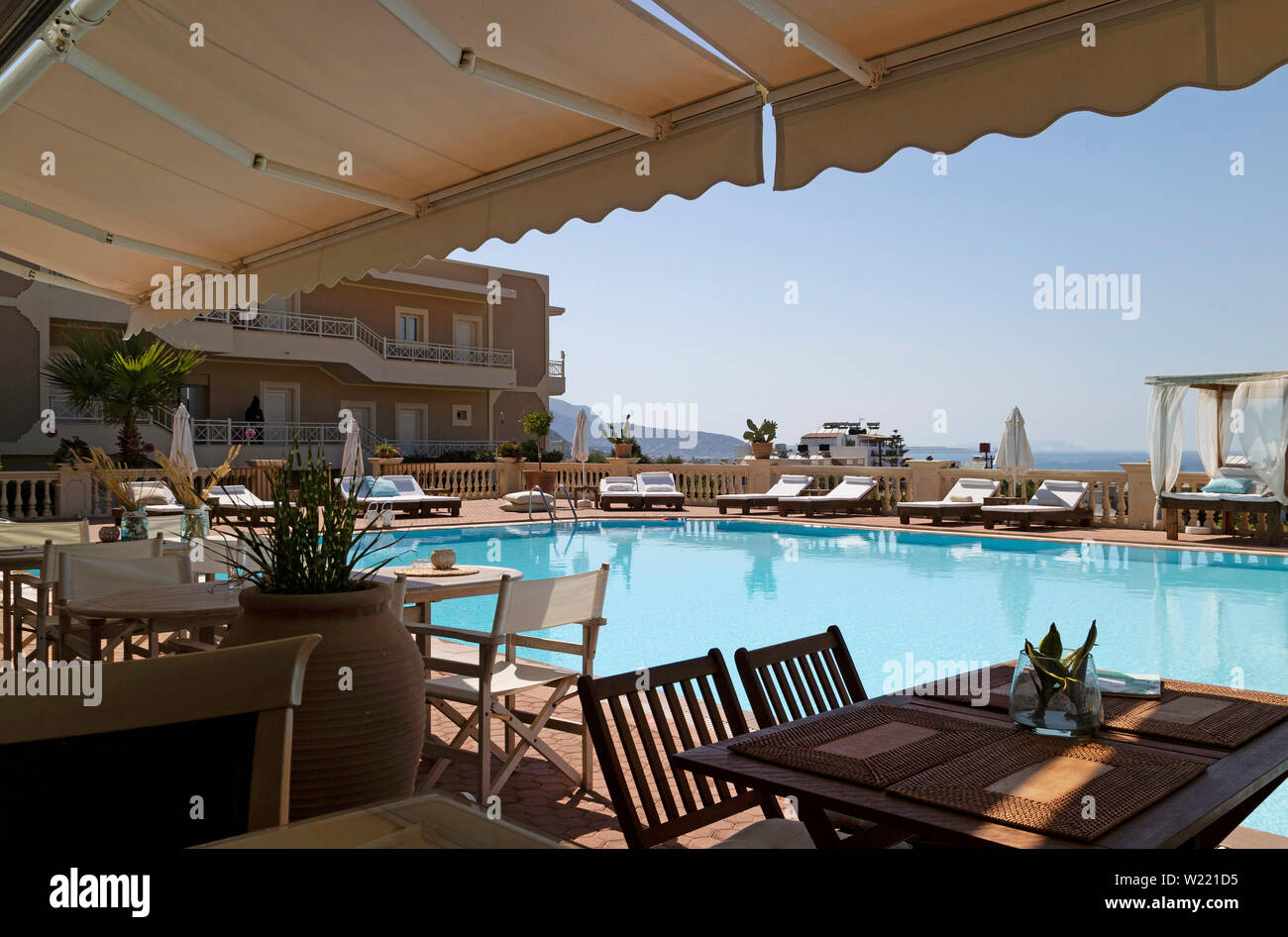 Crète, Grèce. Juin 2019. Alimentation et espace de bronzage autour de la piscine de l'hôtel en Crète, Grèce. Banque D'Images