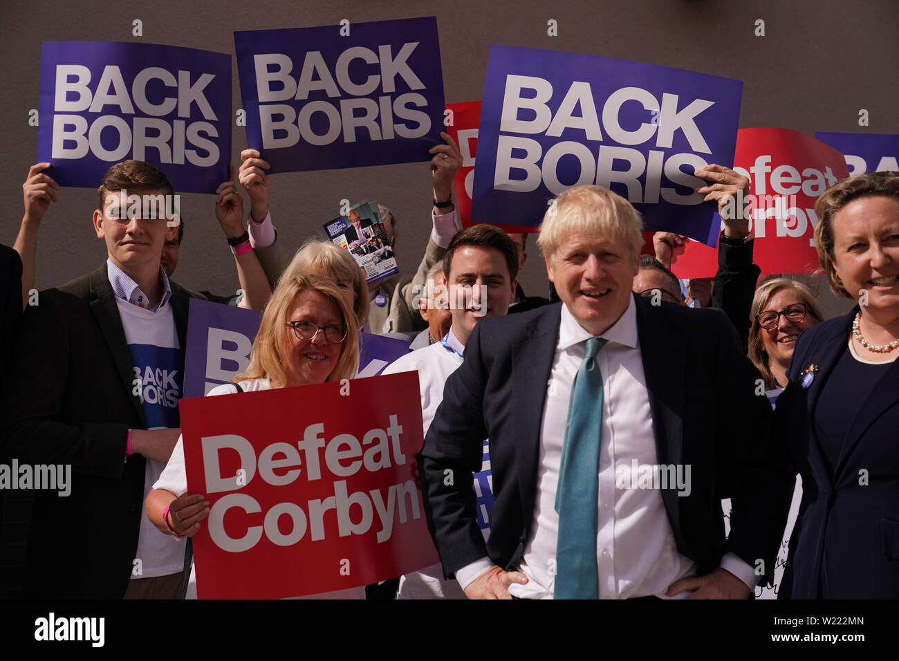 La direction du parti conservateur, Boris Johnson, aspirant au cours d'une campagne électorale à la direction du parti conservateur à Darlington, hippodrome. Banque D'Images