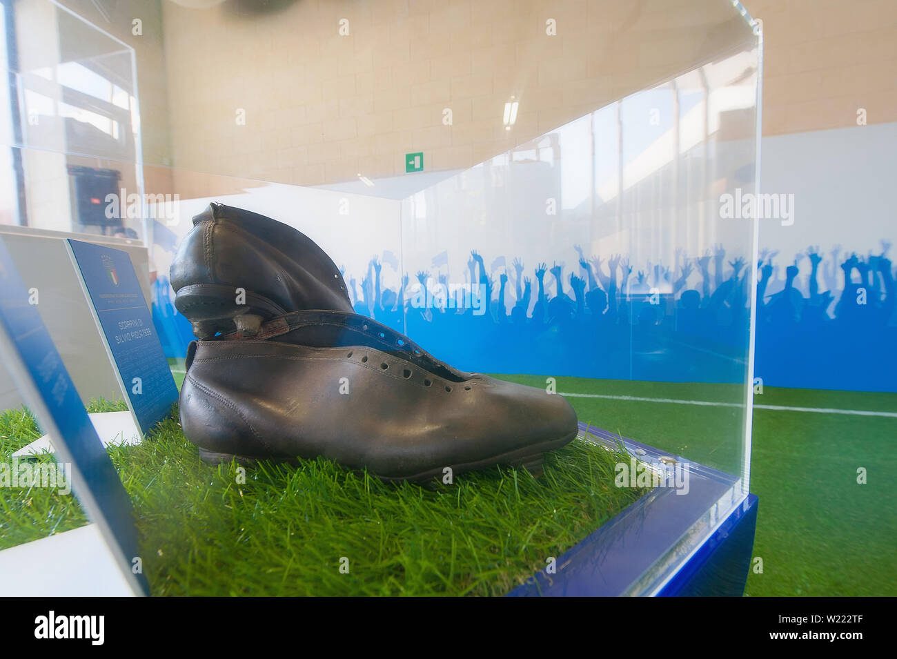 Silvio Piola chaussures de football, 1938, Musée du Football FIGC  Coverciano (Florence) de l'Exposition Musée du football Photo Stock - Alamy