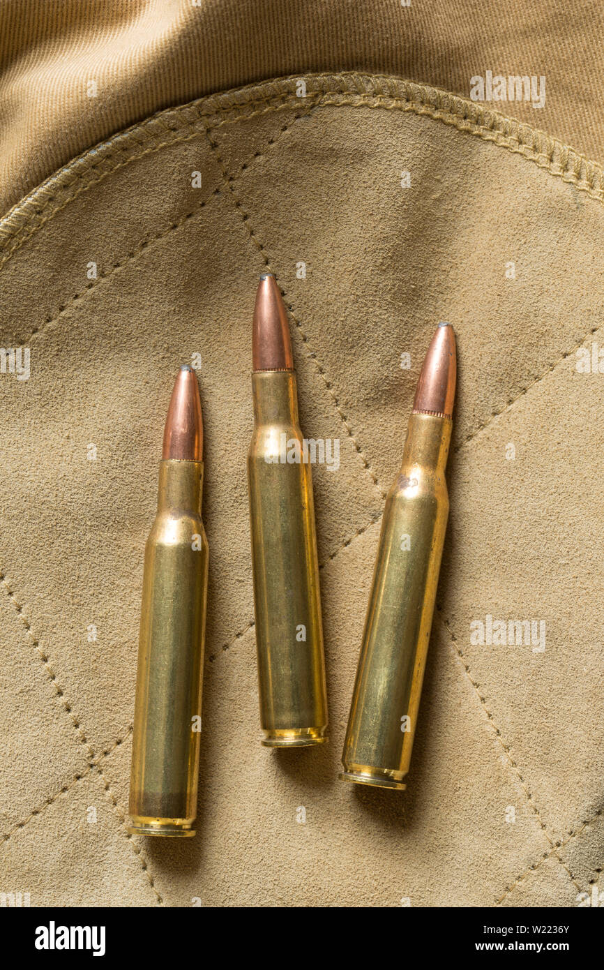Trois cartouches de fusil .270 équipée avec soft-nosed les balles affiché sur une vieille veste de tir. England UK GO Banque D'Images
