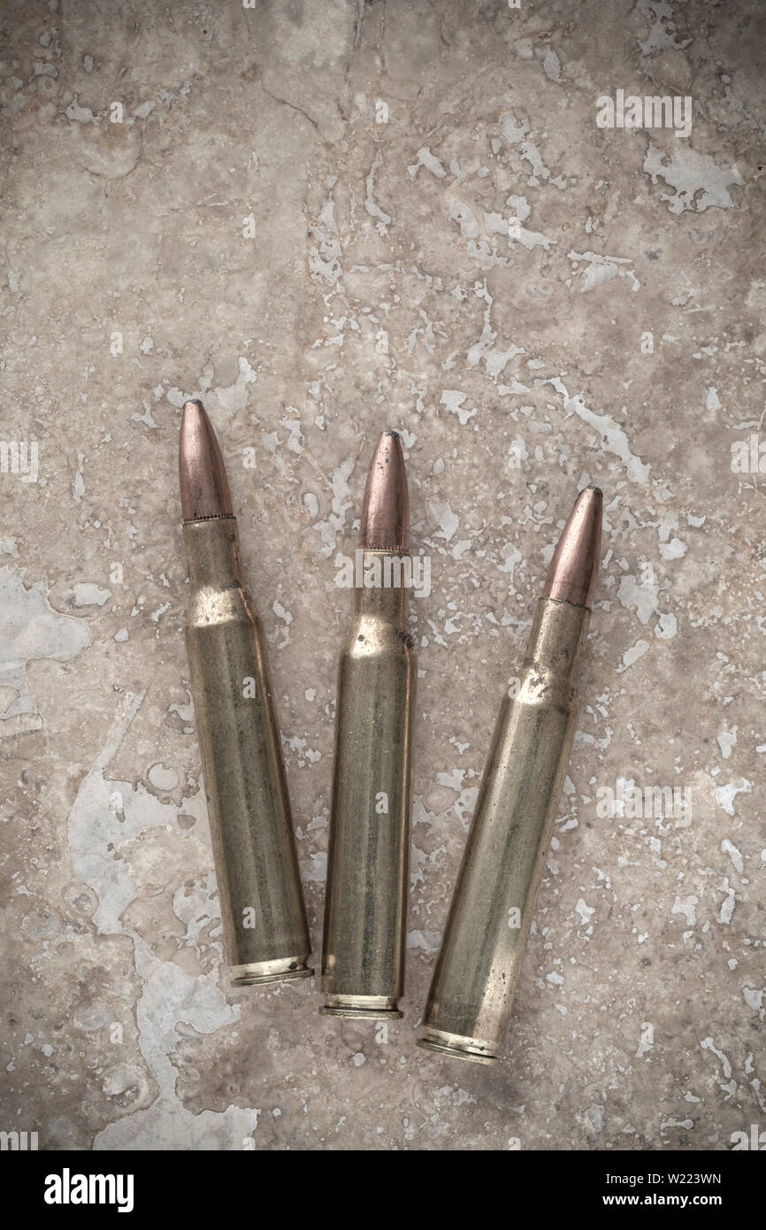 Trois cartouches de fusil .270 équipée avec soft-nosed les balles affichées sur un fond noir en lumière. Photographie numérique désaturées. L'Angleterre Banque D'Images