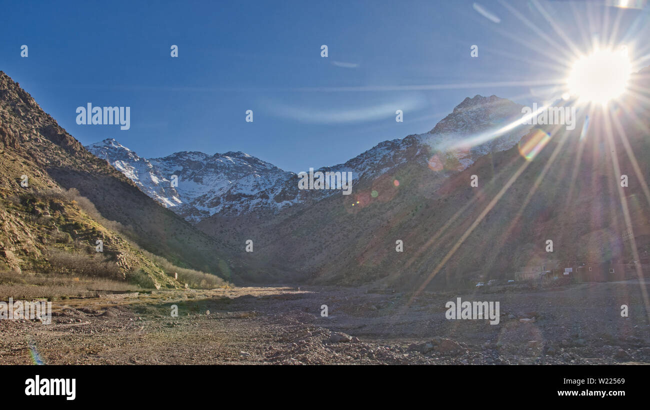Beau lever de soleil dans les montagnes du Haut Atlas, Maroc Banque D'Images