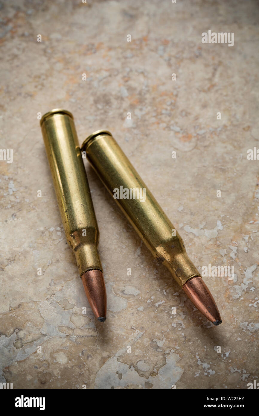 Deux cartouches de fusil .270 équipé d'expansion soft-nosed bullets affichée sur un fond noir en lumière. England UK GO Banque D'Images