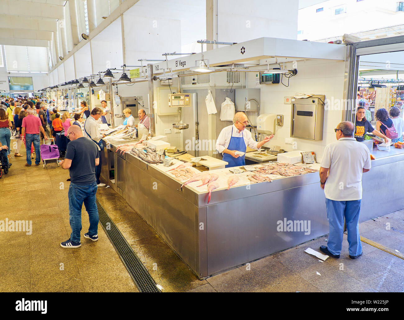 Cadix, Espagne - Juin 22, 2019. Shopping dans le centre-ville de Cadix citoyens, marché Mercado Central de Abastos. Cadix, Andalousie, espagne. Banque D'Images