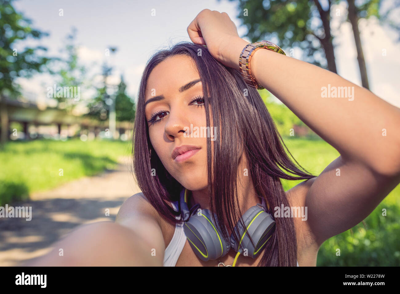 Portrait d'une jeune belle fille faire selfies Banque D'Images