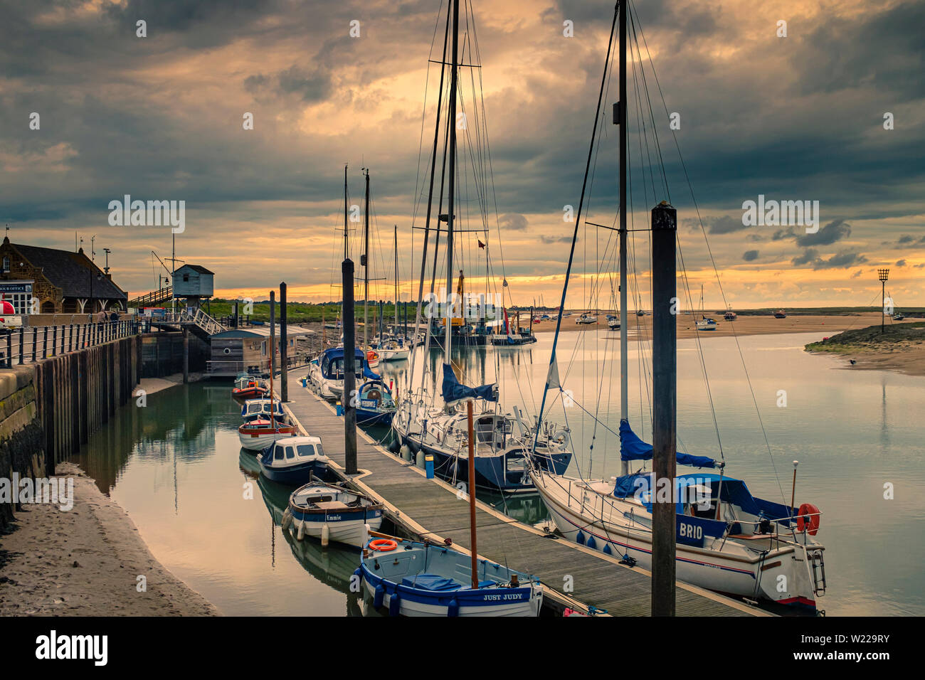 Coucher du soleil dans des puits à côté de la mer. Banque D'Images