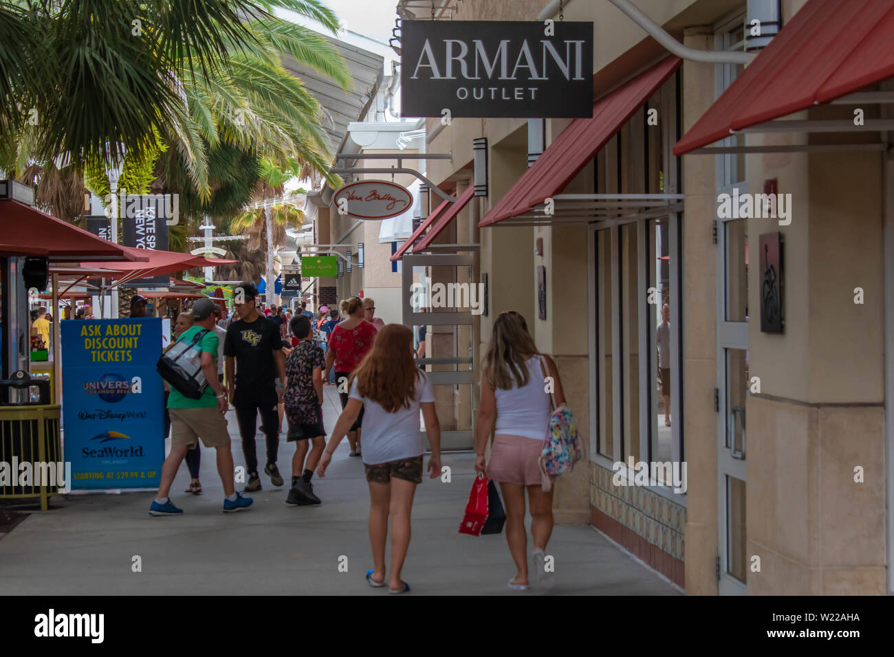 Orlando, Floride. Le 6 juin 2019 . Mère et fille enjoying shopping journée au Premium Outlet dans International Drive Area . Banque D'Images