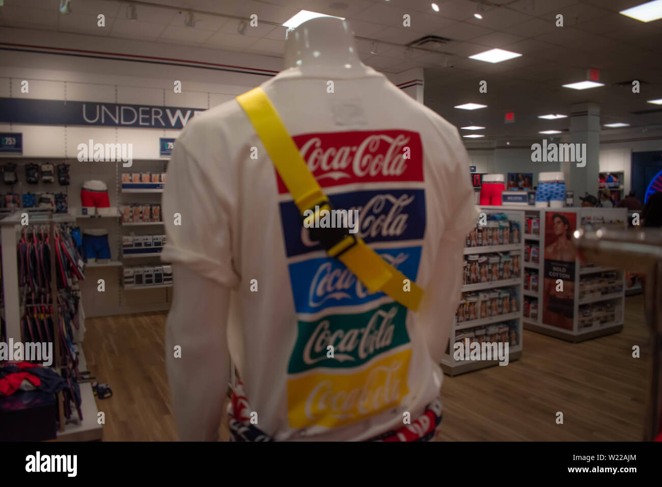 Orlando, Floride. Le 6 juin 2019 . Vêtements colorés Coca Cola par Tommy Hilfiger à Premium Outlet dans International Drive Area Banque D'Images