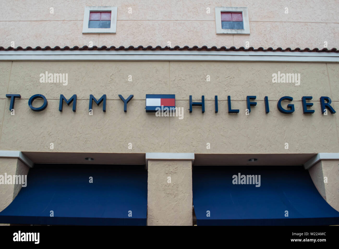 Orlando, Floride. Le 6 juin 2019 . Tommy Hilfiger logo et inscription au Premium Outlet dans International Drive Area . Banque D'Images