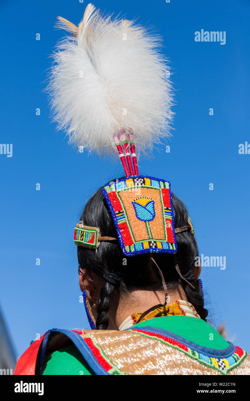 Le Canada, l'Ontario, Saint Catharines, jeune femme autochtone qui a habillé en costume traditionnel indien de l'Amérique du Nord à un Pow-wow danse Banque D'Images