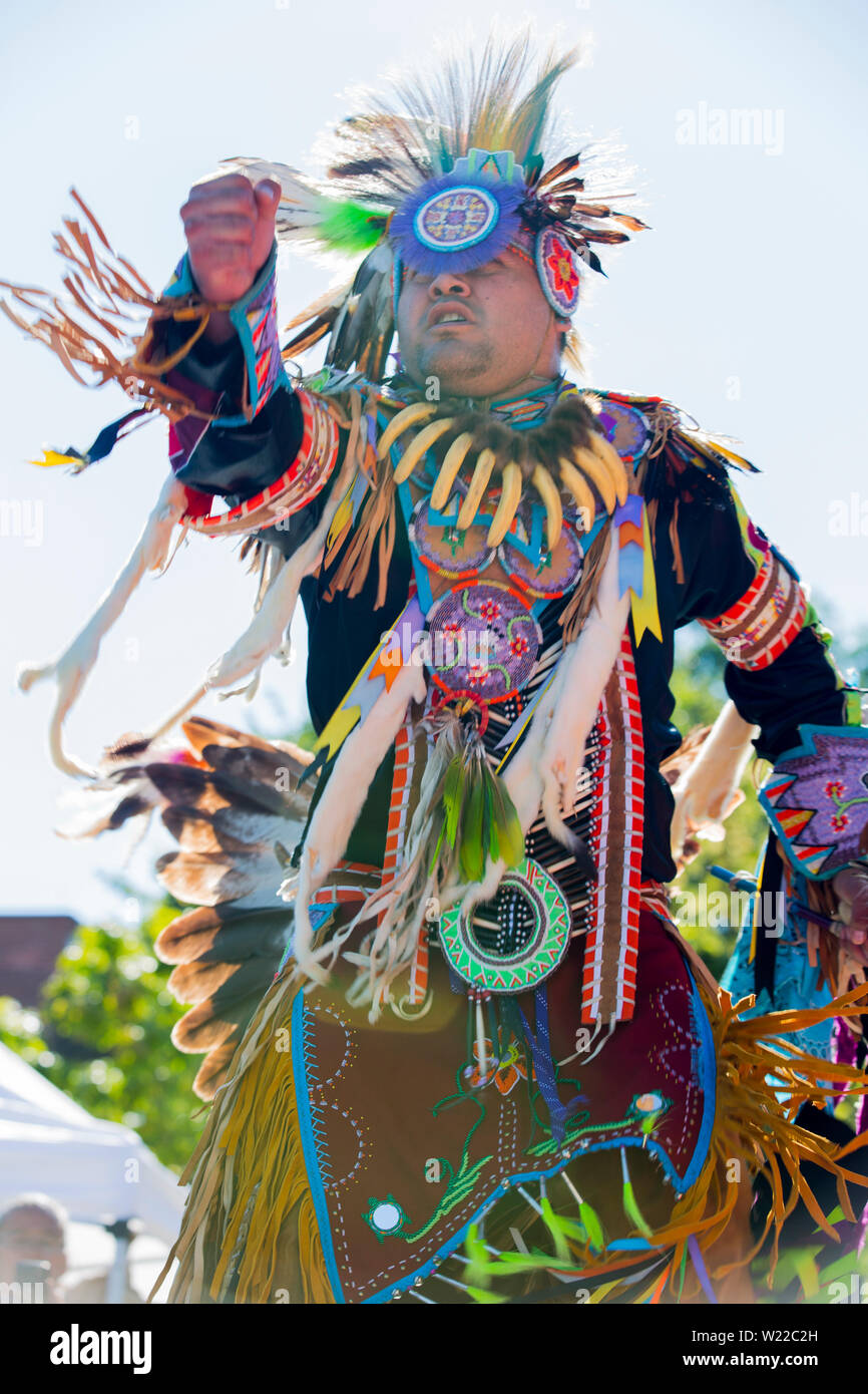 Le Canada, l'Ontario, Saint Catharines, habillée de façon traditionnelle des Autochtones de sexe masculin des Indiens de l'Amérique du Nord danse costume lors d'un Pow-wow Banque D'Images