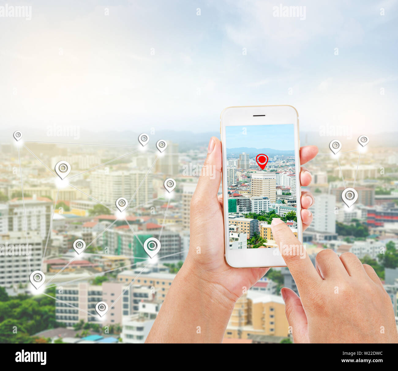 Les mains tenant un téléphone intelligent montrant une partie de navigator map sur écran sur la ligne de connexion sur la ville scape, concept de navigation. Banque D'Images