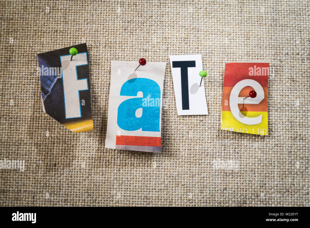 Le mot sort sur un babillard à l'aide de papier coupe-lettres dans la note de rançon effet typographie Banque D'Images