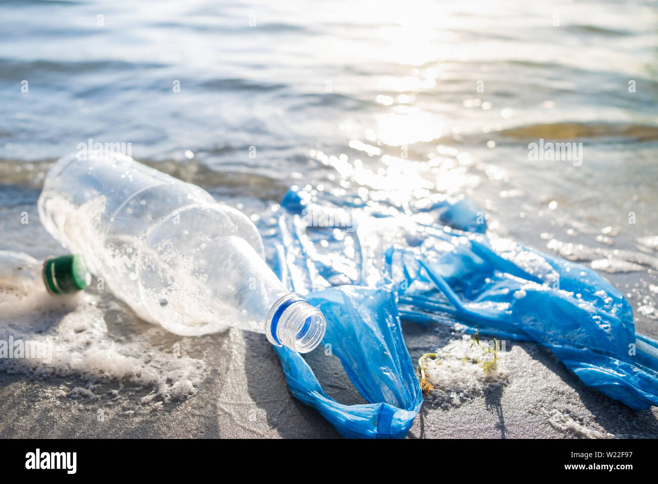 Bouteilles en plastique sur la rive ou la rive. Pollution de l'eau et de la nature par les déchets plastiques. Banque D'Images