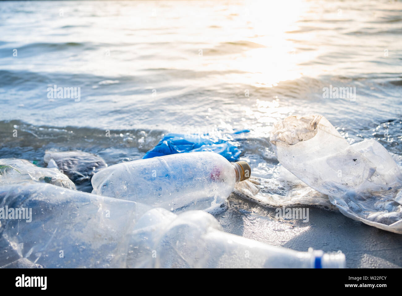 Bouteilles vides en plastique sur la plage, mer et la pollution de l'eau concept. Corbeille (emballages de boissons vides) jetés à la mer, près de Banque D'Images