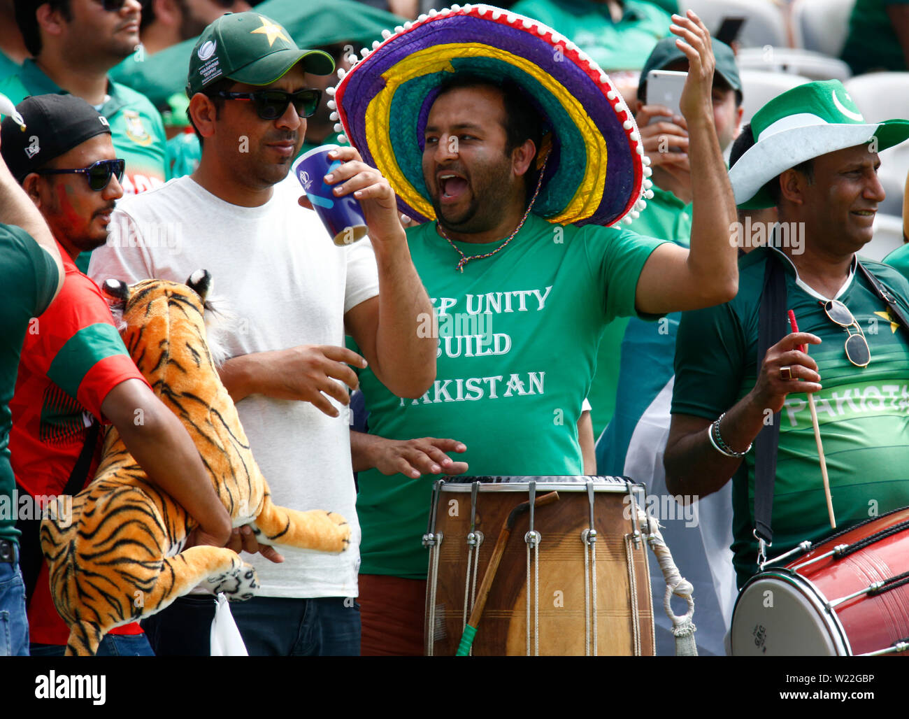 Londres, Royaume-Uni. 05 juillet, 2019. Londres, Angleterre. 05 juillet : le Pakistan les fans lors d'ICC Cricket World Cup entre l'Pakinstan et le Bangladesh à la terre du Seigneur le 05 juillet 2019 à Londres, en Angleterre. Action Crédit : Foto Sport/Alamy Live News Banque D'Images