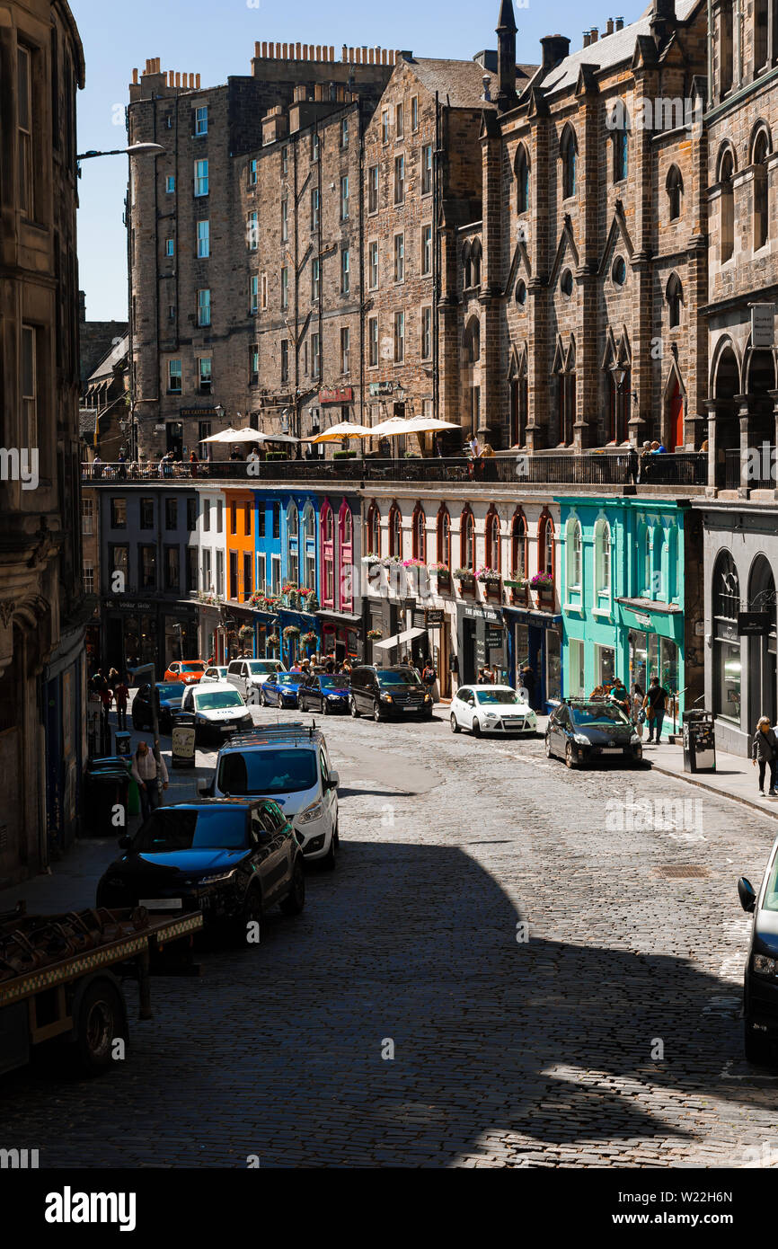 Vue de la boutiques colorées' windows à Victoria Street, dans la vieille ville d'Édimbourg, Écosse, Royaume-Uni. Banque D'Images