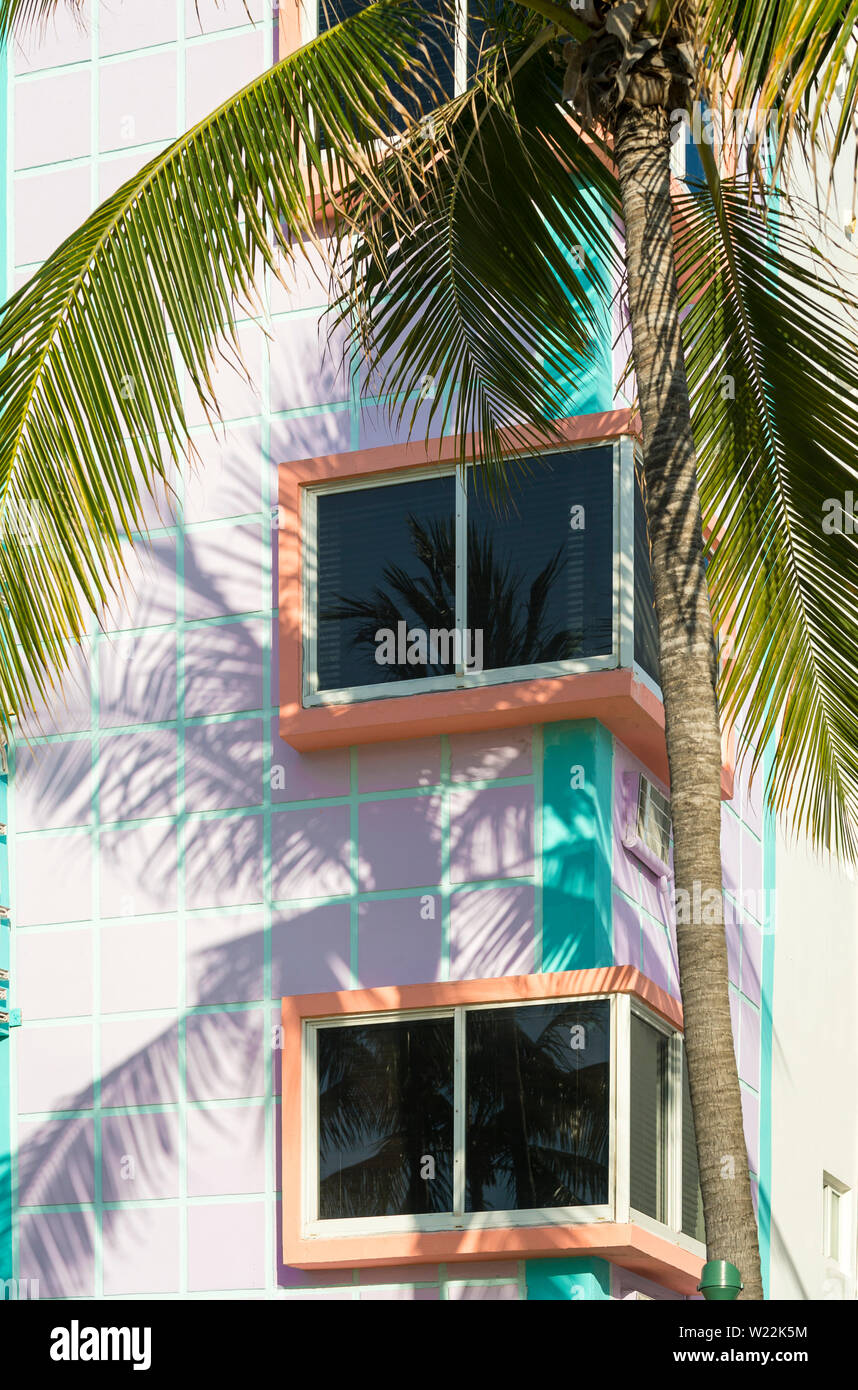 Detail close-up de couleur typique de l'architecture Art Déco avec ombre palmier à South Beach, Miami, Floride Banque D'Images