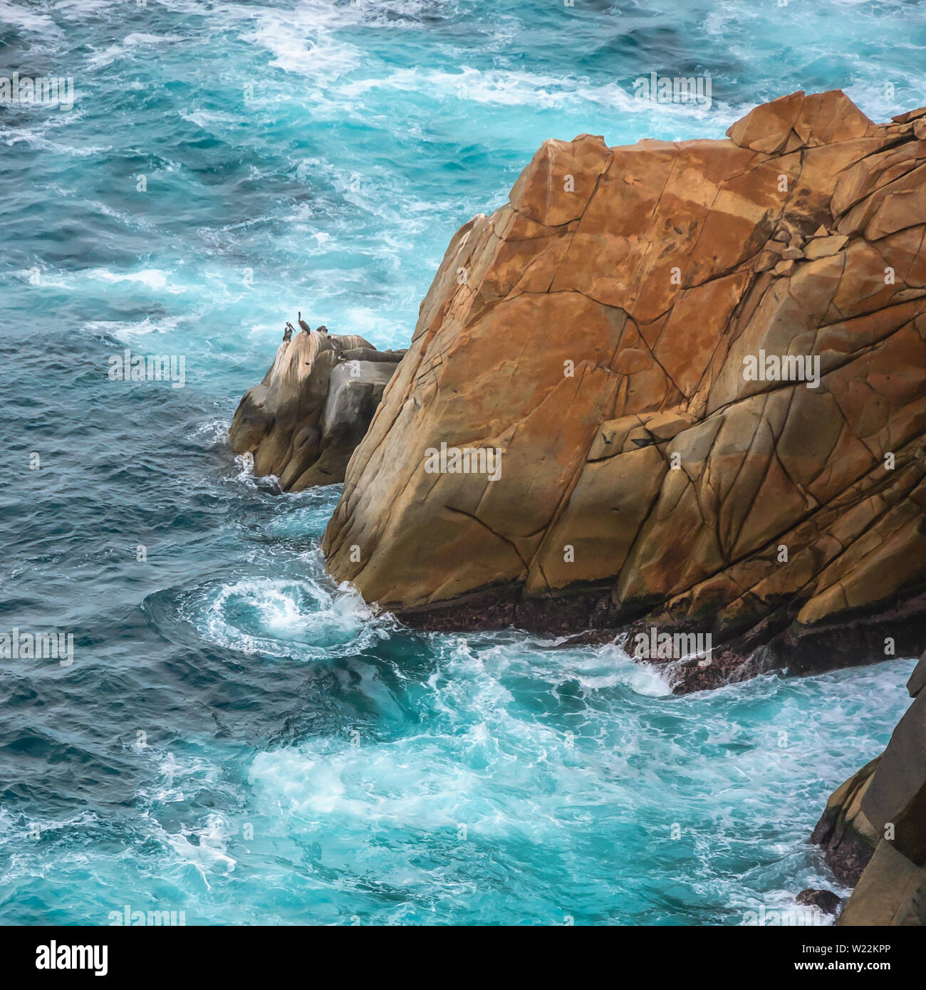 Avec la mer bleu rivage rocheux à après-midi ensoleillé, Acapulco, Mexique. Banque D'Images
