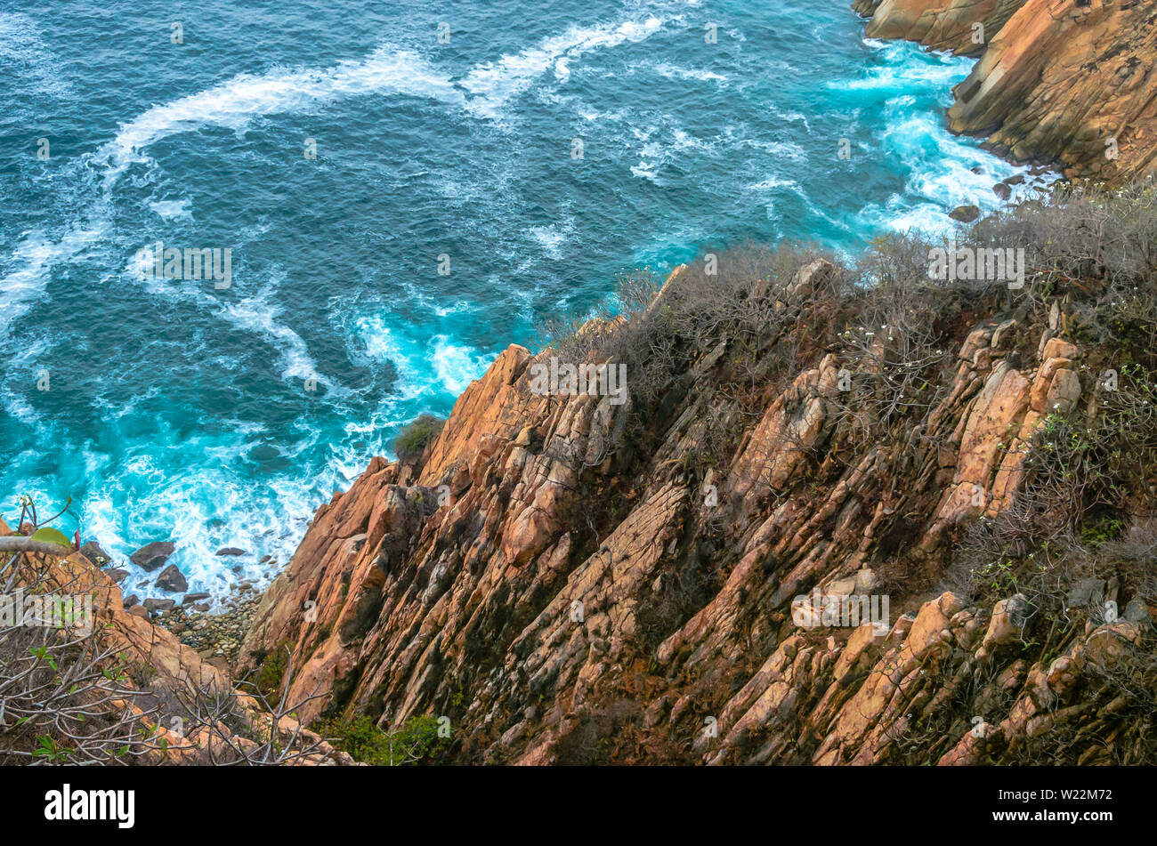 Avec la mer bleu rivage rocheux à après-midi ensoleillé, Acapulco, Mexique. Banque D'Images