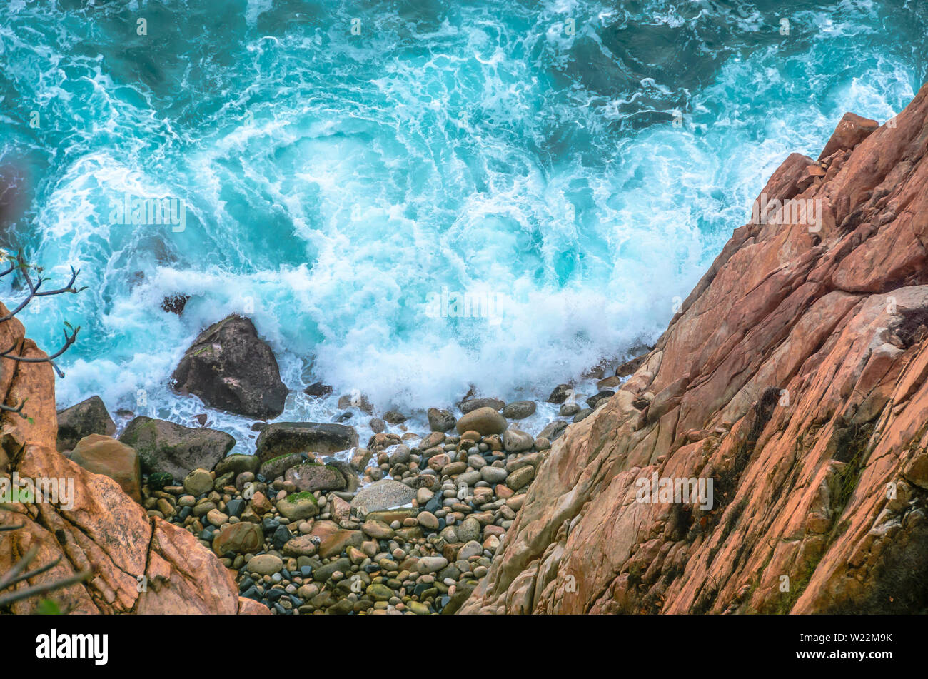Avec la mer bleu rivage rocheux à après-midi ensoleillé, Acapulco, Mexique. Banque D'Images