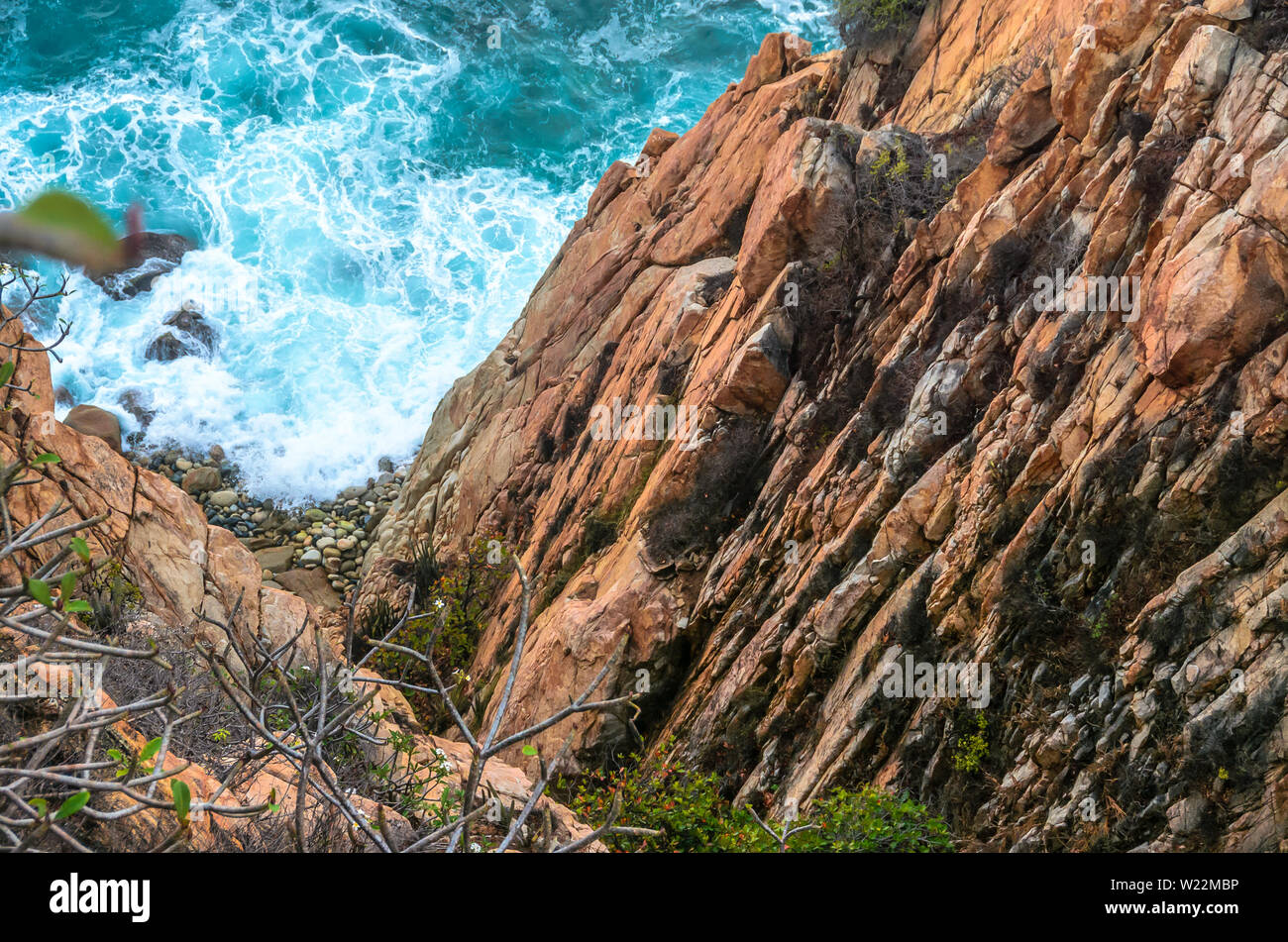 Avec la mer bleu rivage rocheux à après-midi ensoleillé, Acapulco, Mexique. Banque D'Images