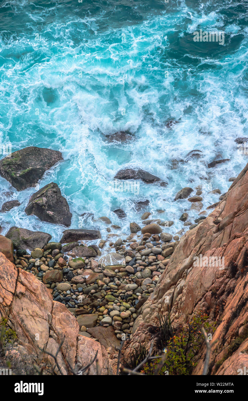 Avec la mer bleu rivage rocheux à après-midi ensoleillé, Acapulco, Mexique. Banque D'Images