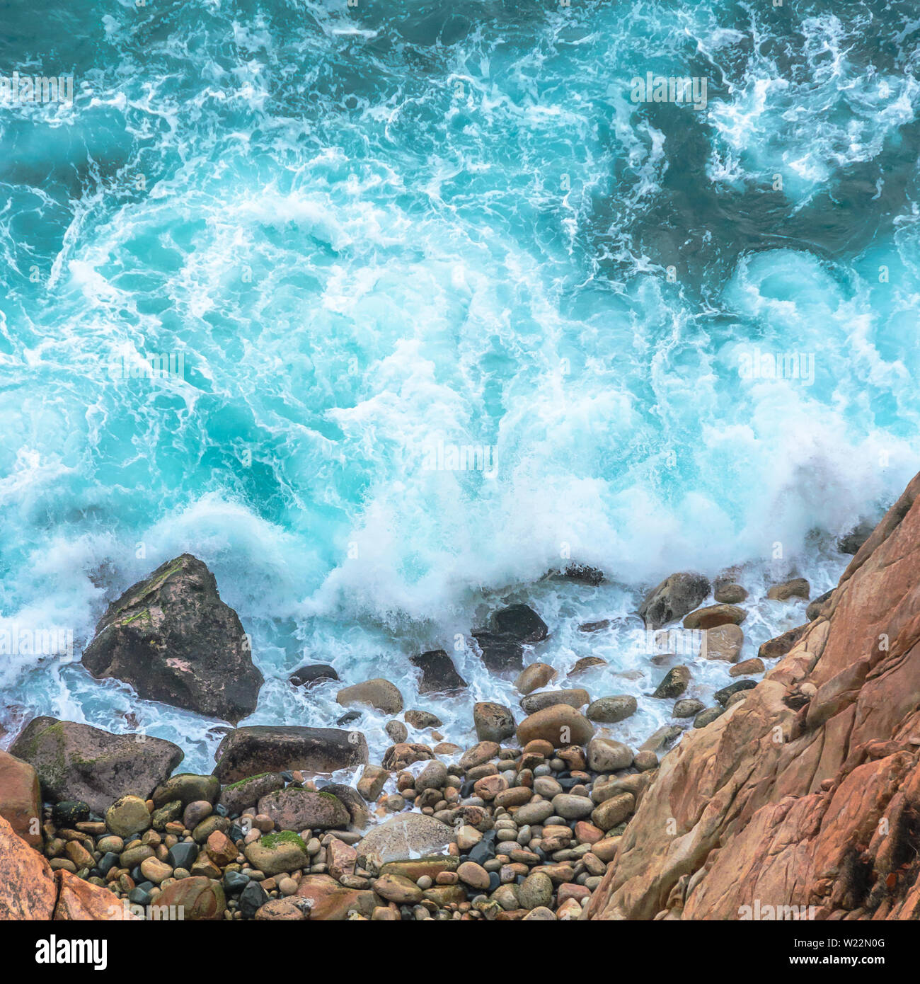 Avec la mer bleu rivage rocheux à après-midi ensoleillé, Acapulco, Mexique. Banque D'Images