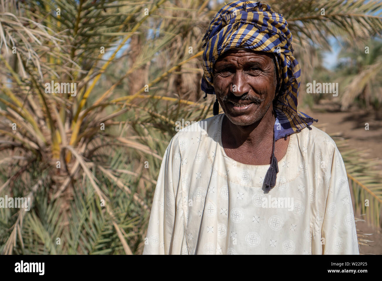Portrait d'un agriculteur nubien portant des vêtements traditionnels dans le nord du Soudan, Nov 2018 Banque D'Images