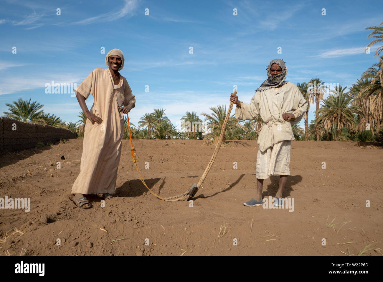 Deux agriculteurs de Nubie en vêtements traditionnels posent pour une photo dans le nord du Soudan, Nov 2018 Banque D'Images