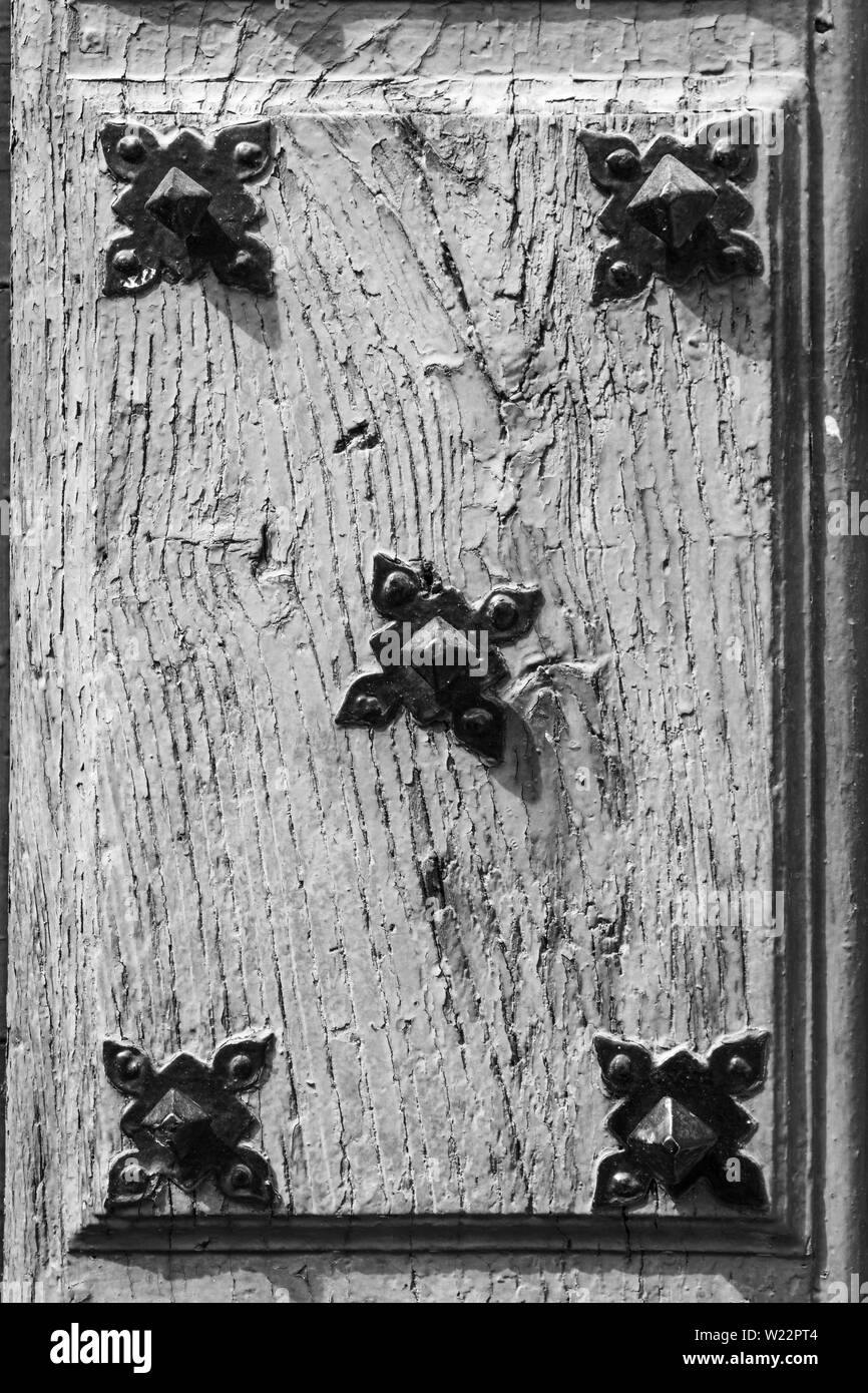 Détail de la porte en bois ancien avec la peinture craquelée. Grunge background Banque D'Images Détail de la porte en bois ancien avec la peinture craquelée. Grunge background Banque D'Images