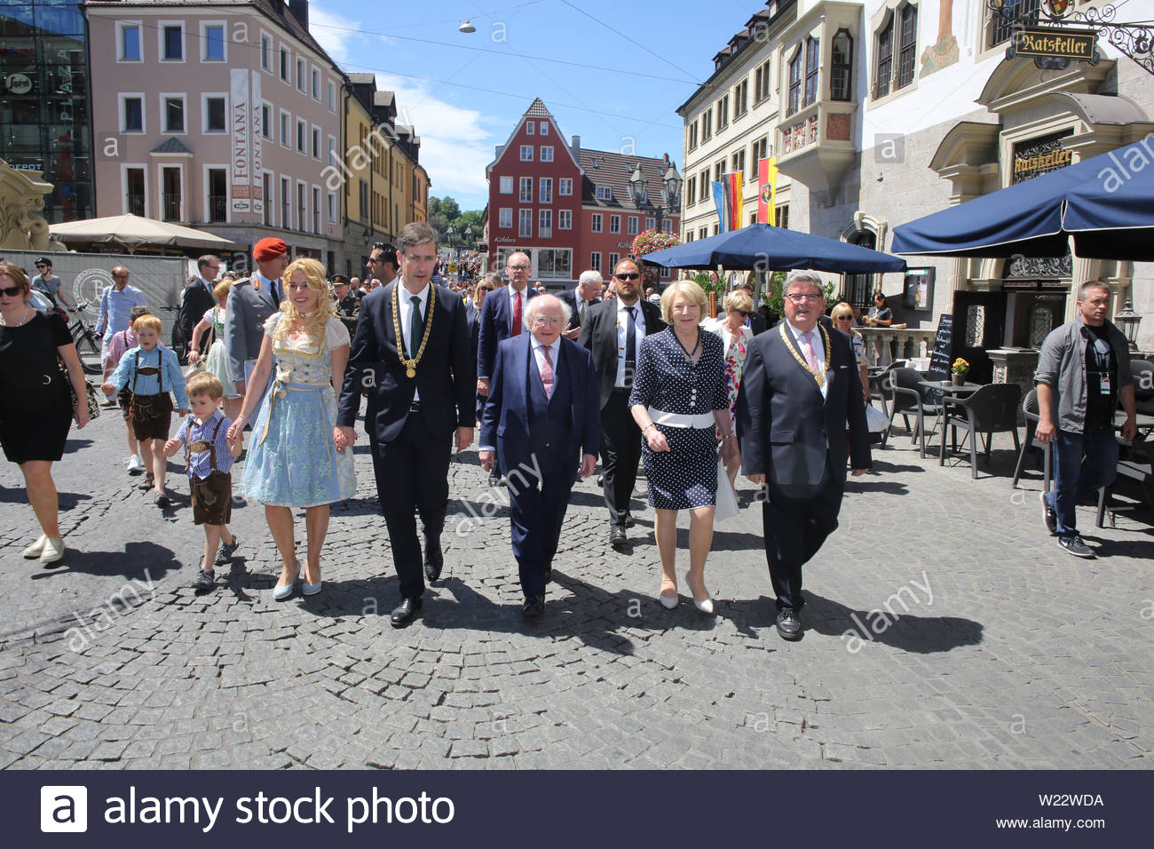 Würzburg, Allemagne. 05 juillet, 2019. Le président irlandais Michael D. Higgins a visité Würzburg en Bavière aujourd'hui sur la dernière étape de son voyage diplomatique à l'Allemagne. Plus tôt dans la semaine, il a rencontré Angela Merkel et le Président Allemand Frank STEINMEIER. Le président Higgins s'est arrêté à la bibliothèque de l'université cet après-midi pour voir les trésors de la littérature et de l'art irlandais, en particulier le travail de la célèbre philosophe allemand, linguiste et spécialiste de l'Amérique latine Casper Zeuss dont le livre Grammatica Celtica premier documenté la grammaire de la langue irlandaise. Ici il est vu dans la foule avec le maire de la ville. Clearpix Crédit :/ Banque D'Images