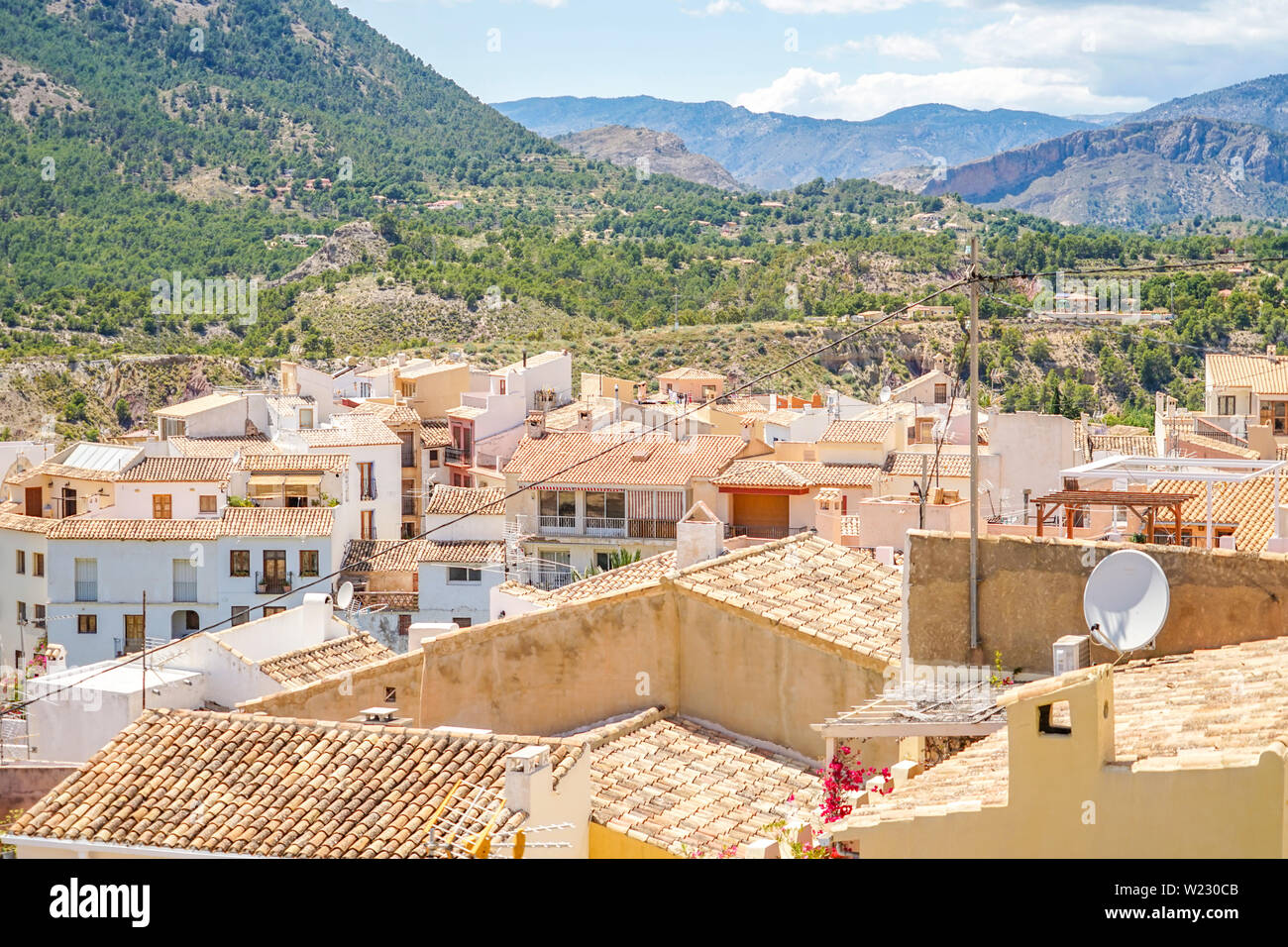Benidorm, Espagne - 12 juin 2019 : Vue de Finestrat ville. Belles maisons blanches avec des toits de la vieille ville espagnole de Finestrat, Espagne Banque D'Images