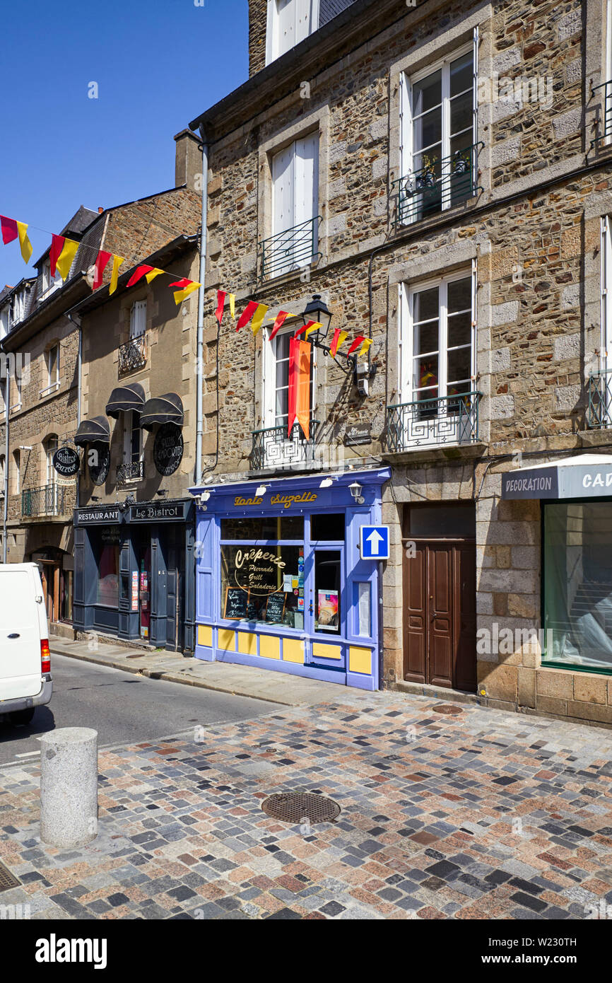 Deux cafés près de l'théâtre Victor Hugo à Fougéres, Bretagne, France Banque D'Images