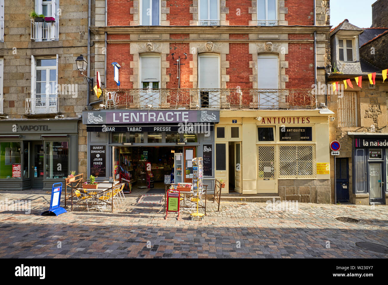 Commerces à proximité du théâtre Victor Hugo à Fougères, Bretagne, France Banque D'Images